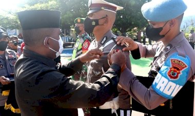 Sematkan-Pita-Operasi,-Wakil-Bupati-Flotim-Pimpin-Apel-Gelar-Pasukan