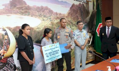 Kapolda-NTT-Beri-Santunan-Dana-dari-PT.-Jasa-Raharja-Ke-Ahli-Waris-Korban-Kecelakaan-KM-Express-Cantika-77