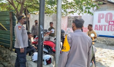 Sambangi-Masyarakat,-Anggota-Ditbinmas-Polda-NTT-Beri-Penyuluhan-Hukum-Hingga-Bagikan-Masker-Gratis