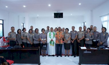 Ikut-Kebaktian-di-Gereja-Kota-Baru,-Kapolda-NTT-Ajak-Jemaat-Ciptakan-Kamtibmas-yang-Kondusif