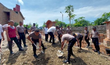 Anggota-Polres-TTU-Kerja-Bhakti-di-Gereja-Sasi,-Pater-Jose-:-Ini-Dukungan-Luar-Biasa