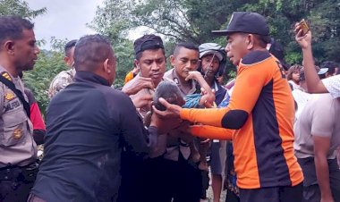 Personel-Polres-TTU-Evakuasi-Korban-Akibat-Terseret-Banjir