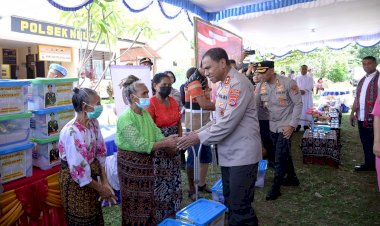 Kunjungi-Polsek-Nelle,-Kapolda-NTT-Beri-Bantuan-Sosial-Kepada-Warga-Masyarakat