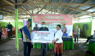 Di-Kabupaten-Alor,-Kapolda-NTT-Beri-Sumbangan-Untuk-Pembangunan-di-Dua-Gereja