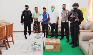 Gabungan-Personel-Polda-NTT-Kawal-Ketat-Kedatangan-1-Koli-Vaksin-Pfizer-dari-Pemerintah-Pusat-di-Kupang