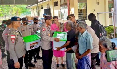 Di-Kabupaten-Belu,-Kapolda-NTT-dan-Ketua-Bhayangkari-Daerah-Salurkan-Paket-Sembako-Kepada-Masyarakat-Kakuluk-Mesak