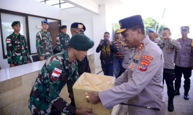 Di-Batas-RI-RDTL,-Kapolda-NTT-Beri-Bingkisan-kepada-Anggota-TNI-Polri