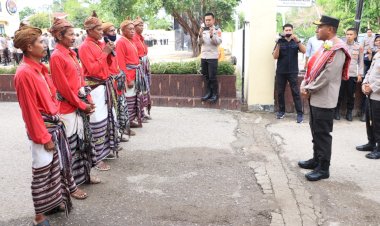 Kunjungi-Polresta-Kupang-Kota,-Kapolda-NTT-Disambut-dengan-Sapaan-Adat-Natoni