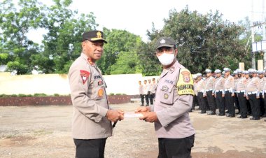 Berhasil-Ungkap-Kasus-Penimbunan-BBM-Bersubsidi,-Aipda-Aga-Arianto-Z.-Saekoko-Diberi-Penghargaan-oleh-Kapolda-NTT