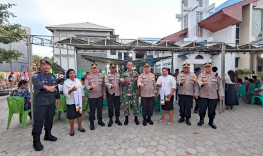 Pastikan-Ibadah-Perayaan-Malam-Natal-Berjalan-Aman,-Irwasda-Polda-NTT-bersama-Para-PJU-Cek-Langsung-Pengamanan-di-Gereja-Gereja