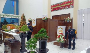 Pastikan-Ibadah-Natal-Aman,-Sub-Satgas-Jibom-Satbrimobda-NTT-Sterilisasi-Gereja-di-Kota-Kupang
