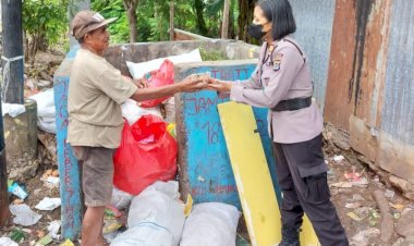 Srikandi-Ditsamapta-Polda-NTT-Berbagi-Kasih-Berikan-Makanan-kepada-Masyarakat