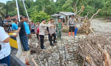 Bentuk-Kehadiran-Negara,-Kapolda-NTT-Tinjau-dan-Beri-Bantuan-Kepada-Korban-Banjir-Bandang-di-Kecamatan-Fatuleu-Barat