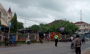 Personel-Gabungan-Polda-NTT-Amankan-Ibadah-Awal-Tahun-2023-Umat-Nasrani-di-Kota-Kupang