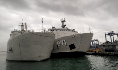 Kapolri-Dan-5-Pejabat-Negara-Simulasi-Operasi-Pertempuran-Perairan