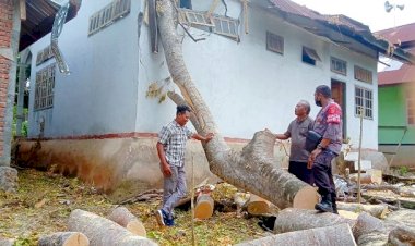 Terkena-Dampak-Cuaca-Buruk,-Bhabinkamtibmas-AIPDA-Fransiskus-Sili-Datangi-Poskesdes