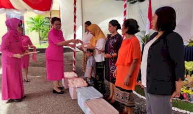 Tatap-Muka-dengan-Bhayangkari-Cabang-Kupang-Kota,-Ketua-Bhayangkari-Daerah-NTT--Berikan-Tali-Asih-kepada-Warakawuri,--Dian-Kemala-dan-Anak-Yatim
