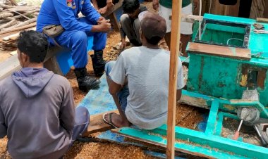 Jaga-Ekosistem-Laut,-Personel-Ditpolairud-Polda-NTT-Beri-Imbauan-Humanis-Kepada-Warga-Ronda-Untuk-Tidak-Gunakan-Bom-Ikan