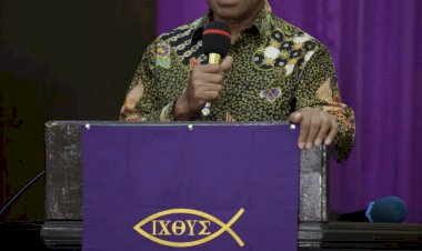 Ikut-Kebaktian-Minggu-Pagi-di-Gereja-Ebenhazer-Bajawa,-Kapolda-NTT-Beri-Pesan-Kamtibmas