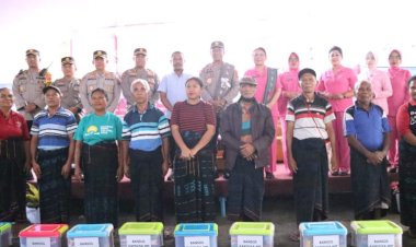 Kunker-di-Kabupaten-Ngada,-Kapolda-dan-Ketua-Bhayangkari-Daerah-NTT-Berbagi-Kasih-di-Kampung-Bena