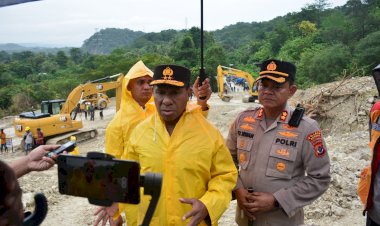 Cek-Langsung-Situasi-Terkini-Bencana-Tanah-Longsor-di-Takari,-Kapolda-NTT-Harap-Masyarakat-Selalu-Bersabar-Dalam-Menghadapi-Buka-Tutup-Jalan-Alternatif