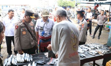 Sambangi-Pasar-Ikan-Oeba,-Para-Pedagang-Mengaku-Senang-dengan-Kehadiran-Kapolda-NTT