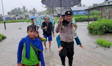 Bhabinkamtibmas-Bersinergi-dengan-Bhabinsa-Desa-Golo-Sepang-Bantu-Evakuasi-Warga-Terdampak-Banjir