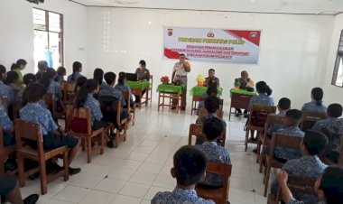 Anggota-Ditbinmas-Polda-NTT-Sosialisasi-Penanggulangan-Intoleransi,-Radikalisme-dan-Terorisme-di-SMP-N-6-Kupang