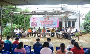 Jumat-Curhat-di-Penfui,-Dirintelkam-Polda-NTT-diberi-Pantun-Oleh-Warga