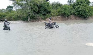 Tekan-Stunting,Bhabinkamtibmas-Rela-Turun-DesaTerobos-Banjir-Demi-Ajak-Bumil-dan-Balita-Ikut-Kegiatan-Posyandu