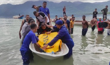 Polisi-Bantu-Evakuasi-Sesosok-Jenazah-di-Perairan-Pantai-Wisata-Maimol