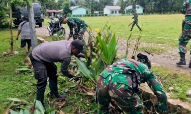 Wujudkan-Lingkungan-yang-Bersih-dan-Sehat,-Bhabikamtibmas-Maumutin-Bersama-Satgas-Pamtas-Kerja-Bakti-di-Kantor-Desa-Maumutin