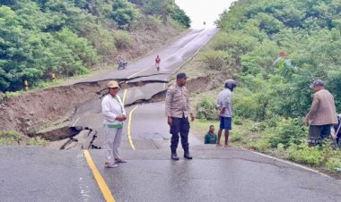 Siaga-di-Lokasi-Jalan-yang-Putus,-Ini-yang-Dilakukan-Anggota-Polsek-Tasifeto-Timur-kepada-Pengendara