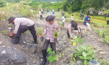 Lestarikan-Alam,-Polres-Belu-Bersinergi-dengan-TNI-dan-Jurnalis-Pena-Batas-Gelar-Aksi-Tanam-Ratusan-Pohon-Sambut-Hari-Pers-Nasional