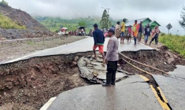 Puluhan-Rumah-Warga-dan-Gedung-Sekolah-Tertimpa-Longsor,-Polsek-Lamaknen-Sigap-Bantu-Evakuasi-Warga-Lutharato