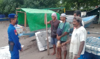 Cegah-Ilegal-Fishing,-Personel-Ditpolairud-Polda-NTT-Beri-Imbauan-Kamtibmas-di-Pesisir-Flotim