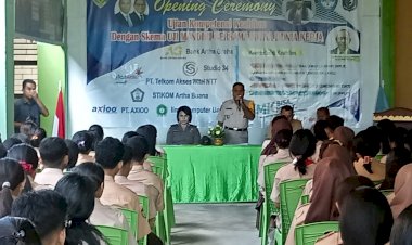 Wujudkan-Kamtibmas-di-Lingkungan-Sekolah,-Anggota-Ditbinmas-Polda-NTT-Sambangi-SMK-Negeri-6-Kupang