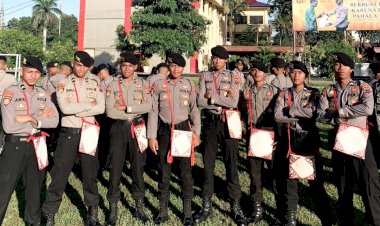 Unik,-Serentak-Anggota-Polda-NTT-Kenakan-Tas-Motif-Tradisional-Produk-UMKM