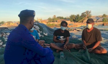 Jaga-Situasi-Aman-di-Wilayah-Pesisir,-Personel-Ditpolairud-Polda-NTT-Beri-Imbau-Humanis-kepada-Nelayan-Sumba-Timur