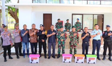 Apresiasi-dan-Dukungan,-Kapolda-NTT-Beri-Bingkisan-kepada-Anggota-TNI-Polri-di-Batas-RI-RDTL