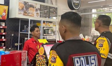 Patroli-Sambangi-Karyawan-Toko,-Anggota-Ditsamapta-Polda-NTT-Beri-Imbauan-Kamtibmas
