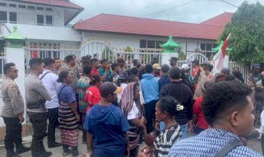 Polres-Alor-Terima--dan-Tangani-Laporan-Pengrusakan-Pagar-Kejaksaan-oleh-Masa-Pendemo