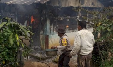 Aksi-Heroik-Bhabinkamtibmas-Bersama-Warga-Bantu-Padamkan-Kebakaran-Rumah