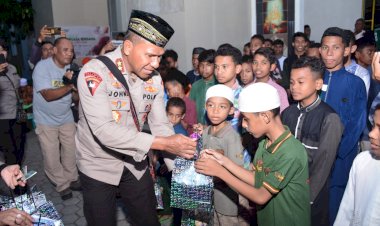 Kapolda-NTT-Bagikan-Takjil-Kepada-Anak-Anak-dan-Jamaah-Masjid-Raya-Nurussaadah