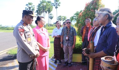 Kapolda-NTT-dan-Ketua-Bhayangkari-Daerah-Kunjungan-Kerja-di-Kabupaten-Lembata