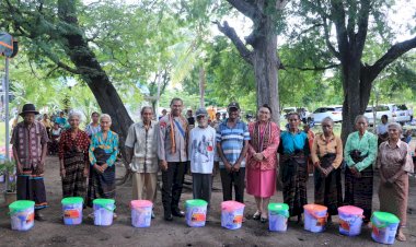 Di-Lembata,-Kapolda-NTT-Salurkan-Bansos-Kepada-Warga-Desa-Watodiri