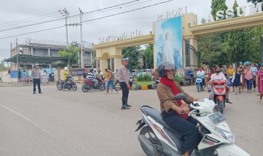 Personel-Polda-NTT-Amankan-Ibadah-Perayaan-Paskah-di-Gereja-Kota-Kupang
