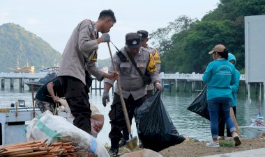 Anggota-Polri-dan-Masayarakat-Kompak-bersihkan-Sampah-di-Sekitar-Venue-KTT-Asean