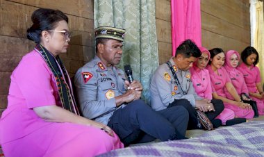 Safari-Kamtibmas-di-Kampung-Ruteng-Puu,-Kapolda-NTT-Berikan-Bantuan-Sosial-Bagi-Masyarakat