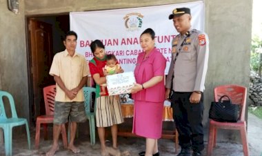 Peduli-Stunting-Kapolsek-Rote-Barat-Laut-Berikan-bantuan-Bagi-Anak-Anak-di-Wilayahnya